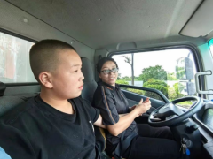 35岁母亲带孤独症儿子跑货车：4米2的厢货，就是我们移动的家